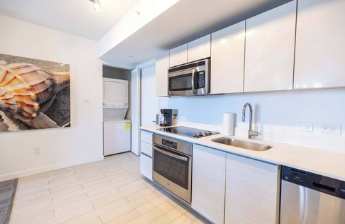 Hallandale Beach Apartment | Tropical Oasis – Sunset Views