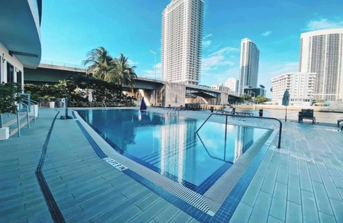 Hallandale Beach Apartment | Tropical Oasis – Sunset Views