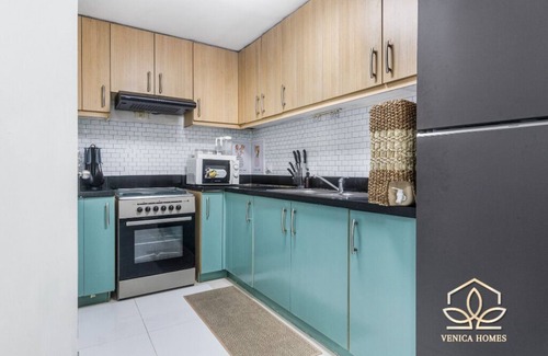 Forbes Park Condo | Tropical Oasis with the best unobstructed view of BGC + 100mbps wifi & Netflix