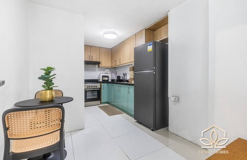 Forbes Park Condo | Tropical Oasis with the best unobstructed view of BGC + 100mbps wifi & Netflix