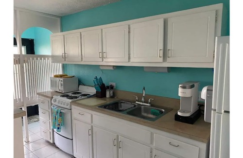 Estate East Street Condo | Tropical one bedroom condo steps from pool.