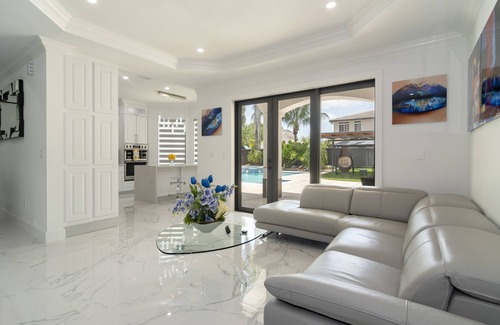 Ludlam House | Tropical Paradise deluxe villa