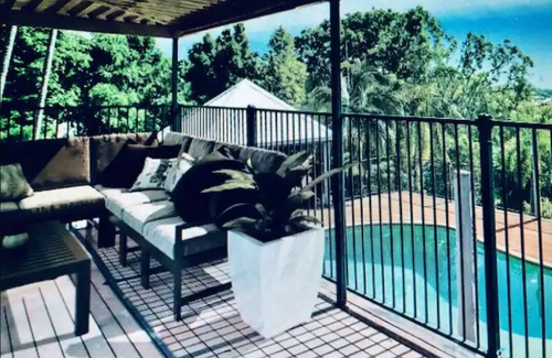 Dolphin Heads House | Tropical Retreat close to beach in an acreage