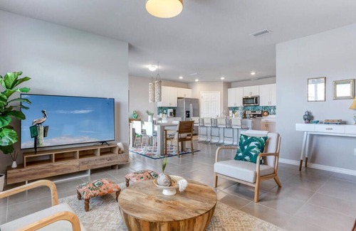 Diplomat House | Tropical Retreat in Cape Coral! Canal View!