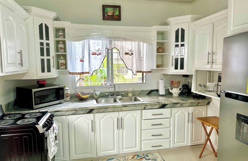 Sector 2 House | Tropical Serenity in La Ceiba