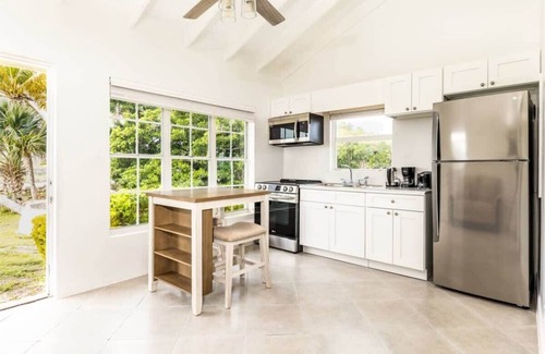 Bottle Creek Apartment | Tropical Vibes - Twin Apartments Walk to the Beach