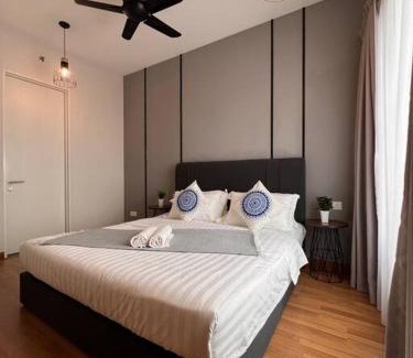 Downtown George Town Apartment | Tropicana 218 Spacious Luxury City 3BedRoom 3 Car park 11pax
