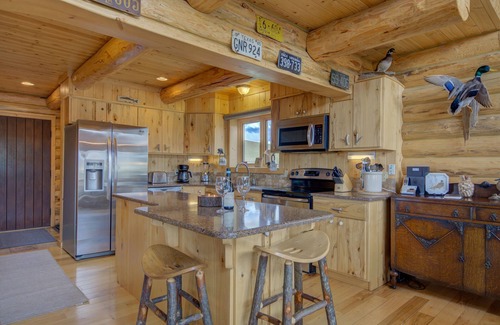 Cameron House | True Montana Log Cabin, Great Hunting/Private Madison River Fishing 3+2.5/YNP