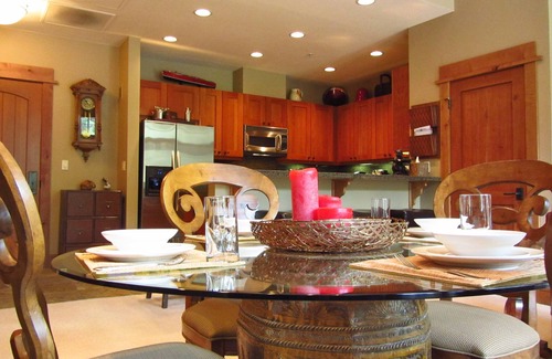 Truckee Condo | True Ski-In/Out NS Village, 70" TV, Indoor Parking, Elevator, Vaulted Ceilings