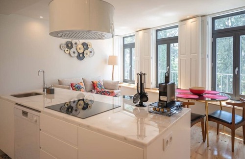 Uniao de Freguesias do Centro Apartment | TRULY PORTO - Beautiful apartment with balcony, pool and garden view located in downtown Porto