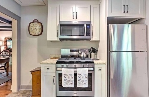 Lynn Cottage | Tryon Historic Cottage Remodeled/Romantic Extras!