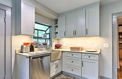 Lynn Cottage | Tryon Historic Cottage Remodeled/Romantic Extras!