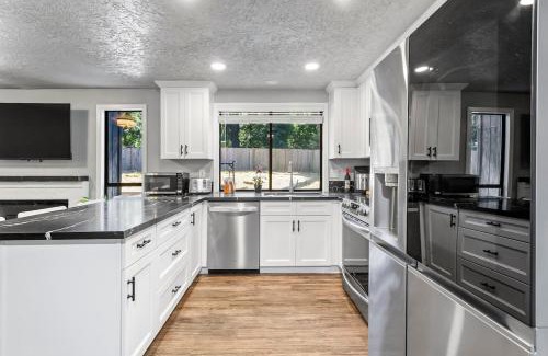 Sherwood - Tualatin South House | Tualitin Retreat Big Backyard