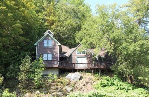 Montgomery Center House | Tubing, Hiking and Jay Peak fun at the Cliff House