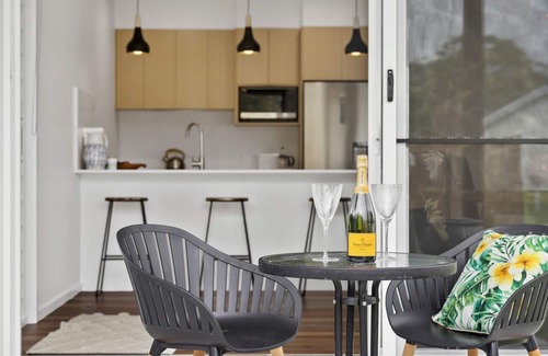 Woolgoolga House | Tucked away but central to shops, restaurants, cafes, pub, clubs, is our modern contemporary house.