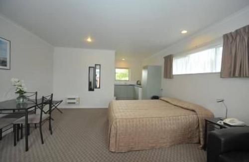 Hawera Hotel | Tudor Lodge Motel