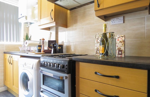 Coventry Apartment | Tudors eSuites 4 Bedroom House with Garden & 9 Beds