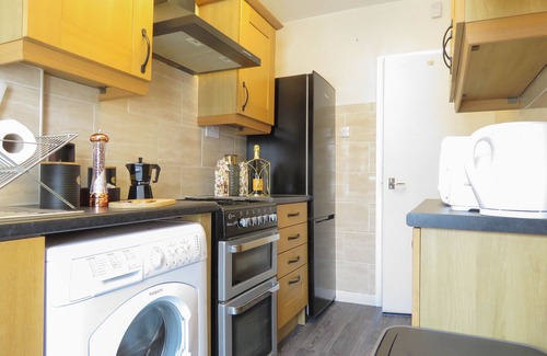 Coventry Apartment | Tudors eSuites 4 Bedroom House with Garden & 9 Beds