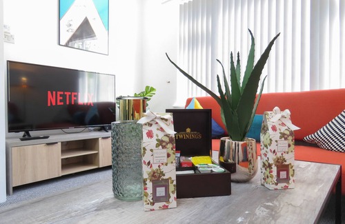 Coventry Apartment | Tudors eSuites 4 Bedroom House with Garden & 9 Beds
