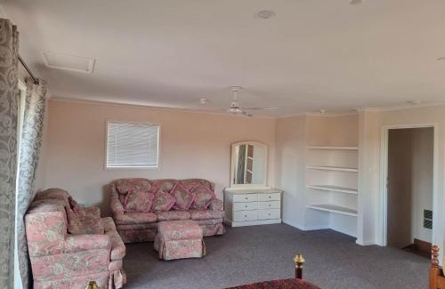 Greenway Apartment | Tuggeranong Short Stay #11C - Sleeps 8