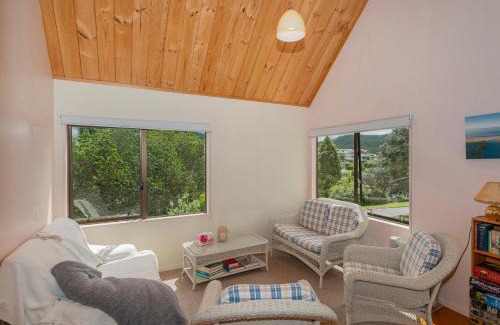 Onemana House | Tui's Grove - Onemana Holiday Home