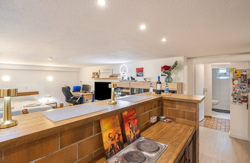Melle Apartment | ‘TULIP PATH 3’, holiday & fitter basement flat with heart