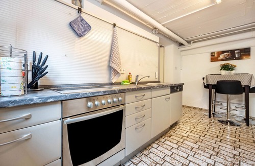 Melle Apartment | ‘TULIP PATH 3’, holiday & fitter basement flat with heart