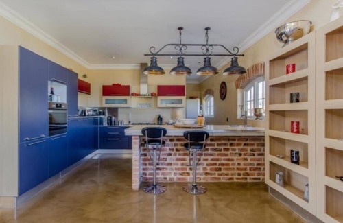 Paarl Villa | Tuscan Villa Heart of Franschhoek Valley Security/No Power Cuts/Pool/Winelands