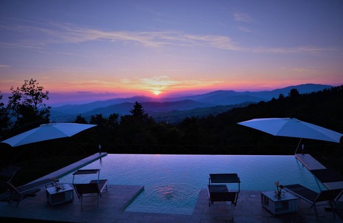 Pelago House | Tuscan villa with infinity salt private pool and jacuzzi on breathtaking view