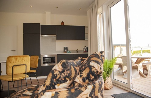 Nieuwvliet House | Twee Badkamers en Suite, Terras met Grote Zeiloverkapping, Eettafel en Lounge set op Terras
