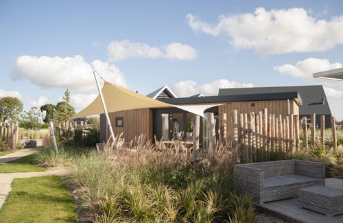 Nieuwvliet House | Twee Badkamers en Suite, Terras met Grote Zeiloverkapping, Eettafel en Lounge set op Terras