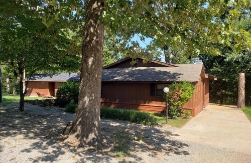 Henderson House | Twelve Oaks Resort - 1/4 mile from Lake Norfork Marina