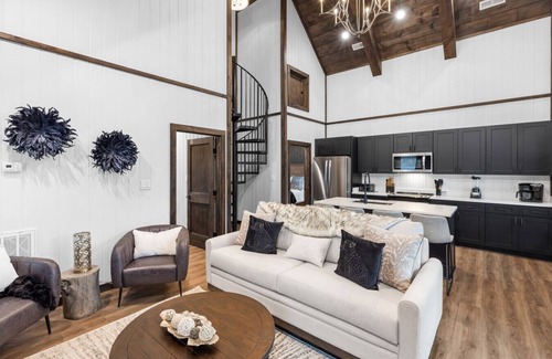 Pigeon Forge Cabin | Twilight Luxury Escape: Hot Tub + Game Room