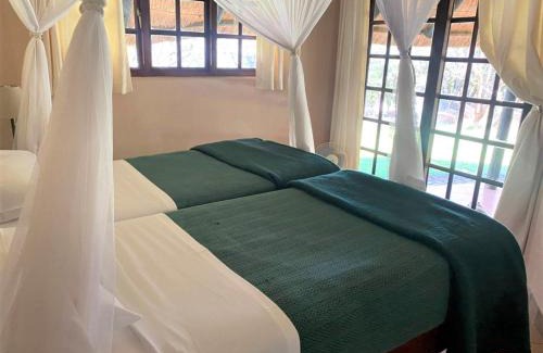 Bulawayo Apartment | Twin bed lodge on natural African bush - 2111