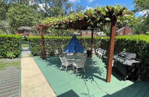 Silver Spring House | TWIN BED, PILLOW, SHOWER, FRIDGE, MW, - 64.