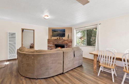 Big Bear Lake Hotel | Twin Pines Family Cabin by Big Bear Vacations