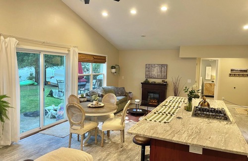 Zimmerman House | Twin Pines Retreat. Single level 1bd/1ba, lakefront