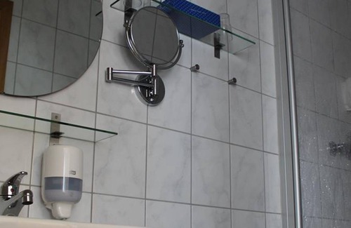Hunerbach House | Twin Room, Shower, Toilet / Standard - Hotel-Restaurant Hüllen
