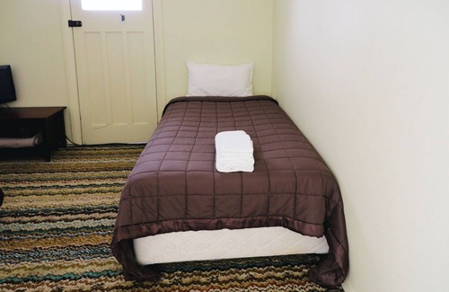 Capertee House | Twin Room With Shared Bathroom