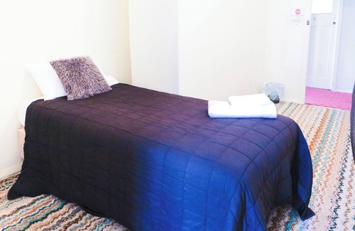 Capertee House | Twin Room With Shared Bathroom
