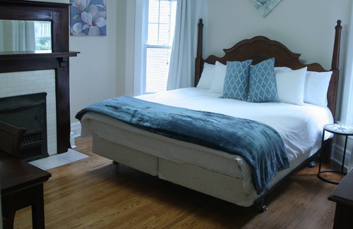 Niagara Falls Villa | Two Adjacent 4 Bedroom Vacation Rentals on River Road