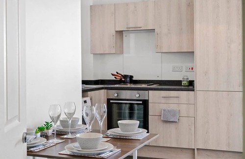 George Green Apartment | Two Bed Heathrow Apartment + Free Parking