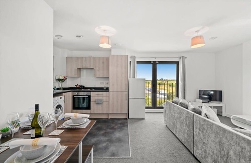 George Green Apartment | Two Bed Heathrow Apartment + Free Parking