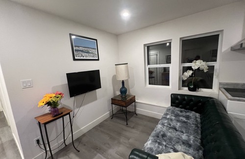 Oakland House | Two Bed Two Bath Guest Suite near Lake Merritt!