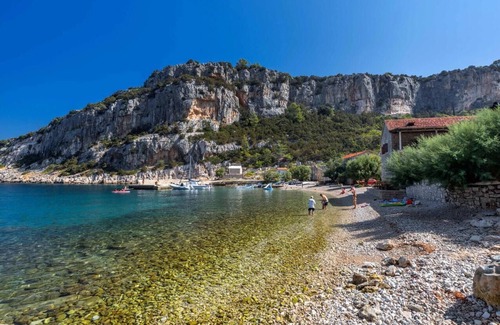 Zastrazisce Apartment | Two bedroom apartment with balcony and sea view Cove Vela Stiniva, Hvar (A-17075-a)