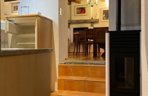 Anzonico Apartment | Two-bedroom apartment with mountain view and garden (SANTORINI)