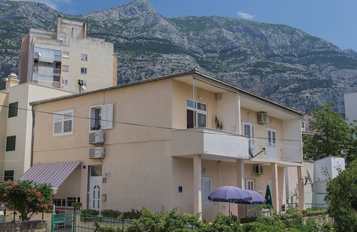 Donja luka Apartment | Two bedroom apartment with balcony and sea view Makarska (A-15375-a)
