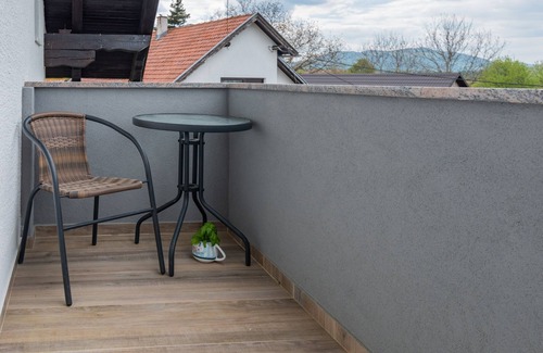 Lipovaca Dreznicka Apartment | Two bedroom apartment with balcony Lipovača, Plitvice (A-19450-a)