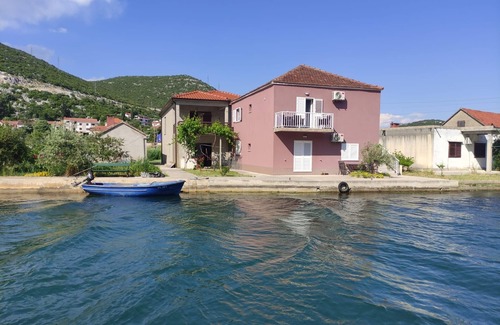 Ploce Apartment | Two bedroom apartment with balcony Rogotin, Neretva Delta - Ušće Neretve (A-23141-a)