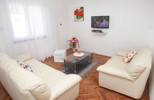 Municipality of Trogir Apartment | Two bedroom apartment near beach Slatine, Čiovo (A-6888-a)